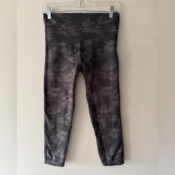 Spanx Look At Me Now Cropped Seamless Leggings In Sage Camo - Picture 2 of 6